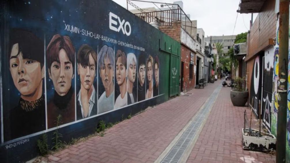 El pasaje secreto en Flores donde Corea cobra vida: sabores, faroles y karaoke