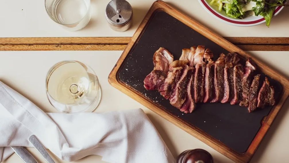 El restaurante secreto de Villa Crespo que sirve wagy? argentino y rompe las reglas del maridaje