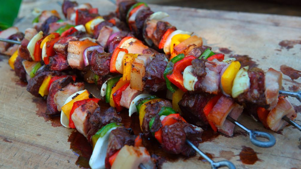 Brochettes al horno con sabor casero: una receta ideal para compartir en casa