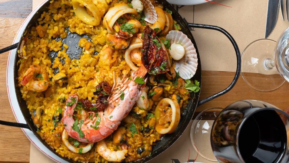 Montañeses: el rincón español con cine, tradición y paella en Colegiales