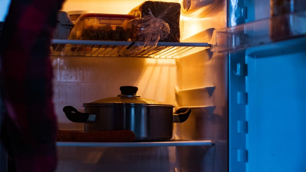 El error común en la cocina porteña: por qué no conviene guardar la comida en la olla