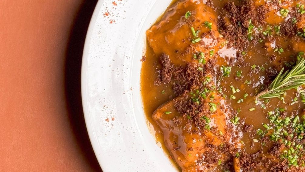 Ravioles de asado al asador: el plato porteño que conquista en Saavedra