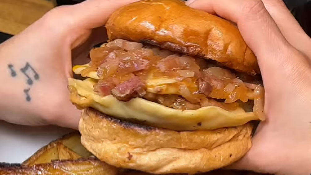 La hamburguesa de sorrentinos que enloquece a Palermo