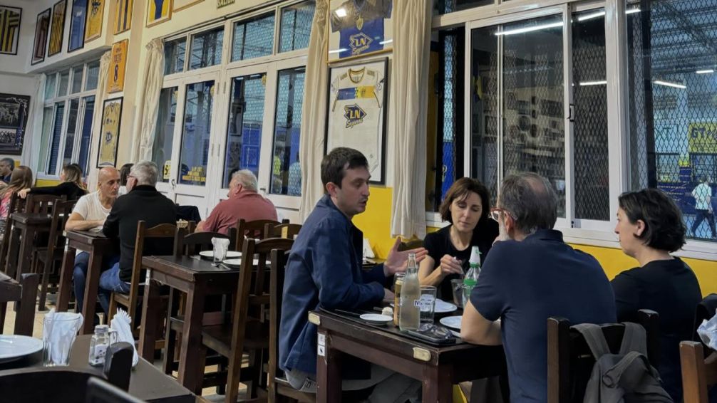 Dónde se vive el fútbol con cuchillo y tenedor: los bodegones más futboleros de Buenos Aires