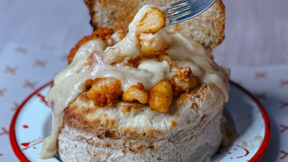 Buenos Aires celebra el Día Mundial de la Pasta con un "volcán de ñoquis" imperdible en Monti