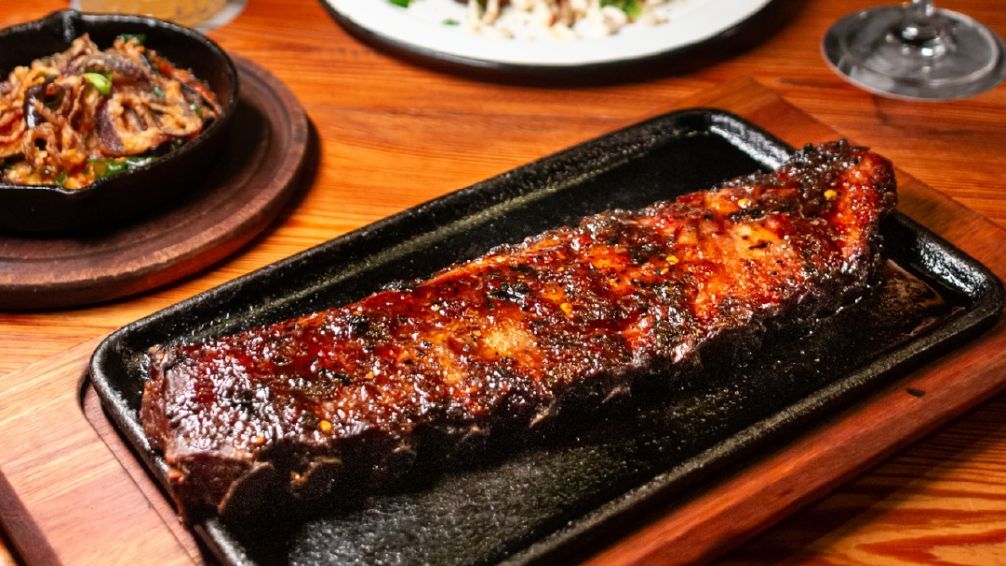 Hierro: el restaurante que convirtió las ribs de cerdo en una obra de arte