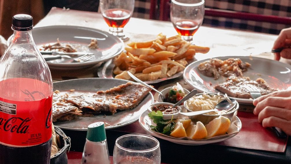 Viejo Mundo: el bodegón de La Paternal que combina tradición, sabores exóticos y porciones abundantes