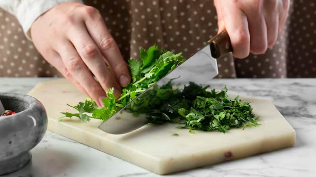 El error que arruina tu albahaca (y no sabías): el truco que usan los cocineros