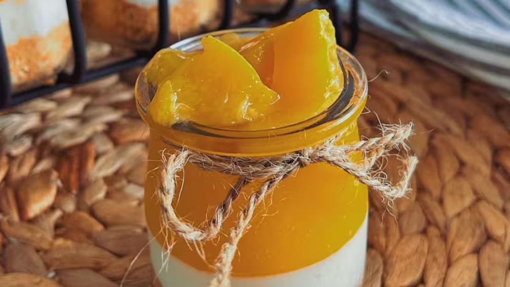 Carlota de durazno: el postre frío que se roba la Navidad porteña 2025