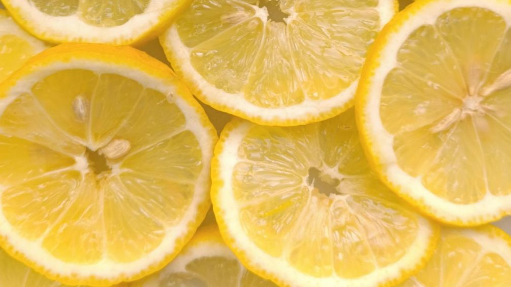 El truco del limón que usan en muchas cocinas para ahuyentar cucarachas