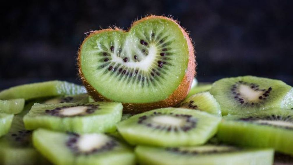 Kiwi: la fruta que se ganó un lugar en la gastronomía porteña