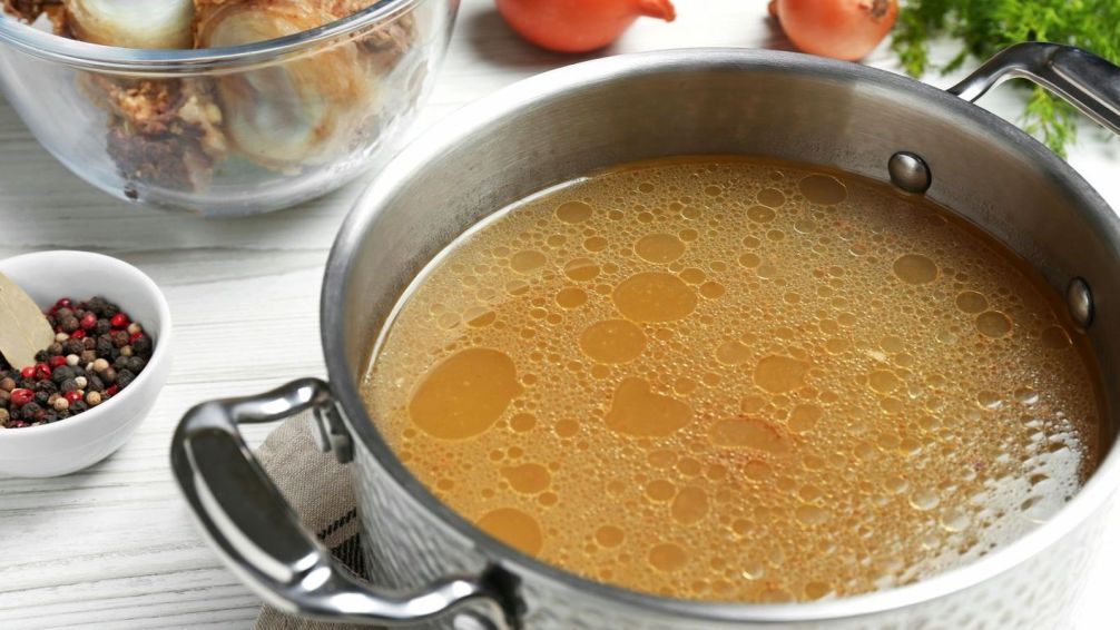 El secreto mejor guardado de la cocina casera: el caldo de hueso vuelve a la mesa porteña