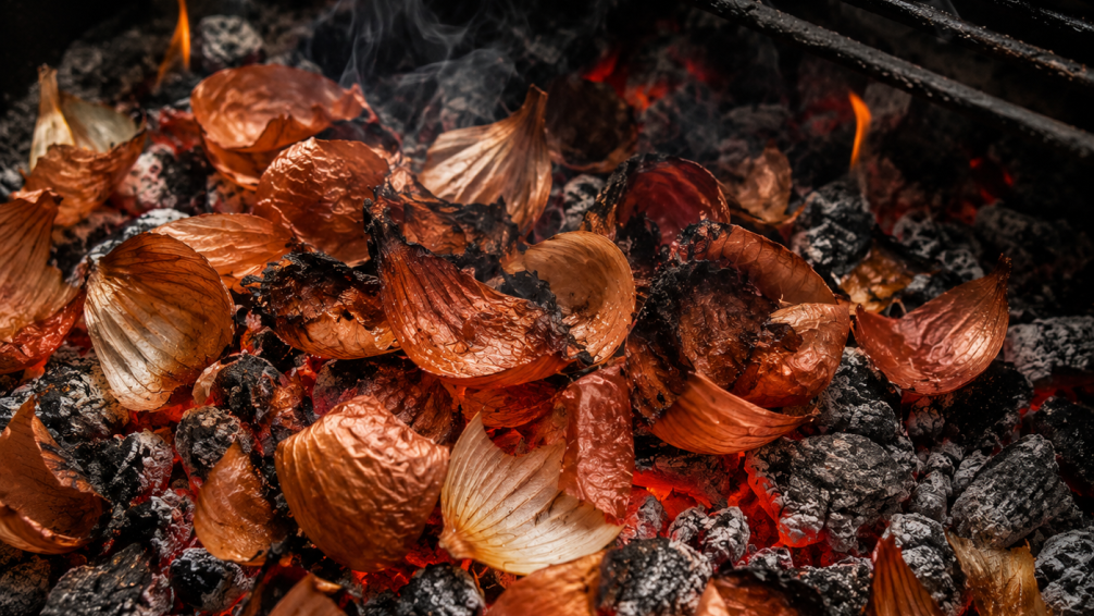 Para qué sirve tirar cáscaras de cebolla sobre las brasas del asado