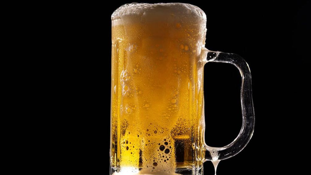 Cómo enfriar una cerveza en solo 15 minutos: el truco casero que realmente funciona