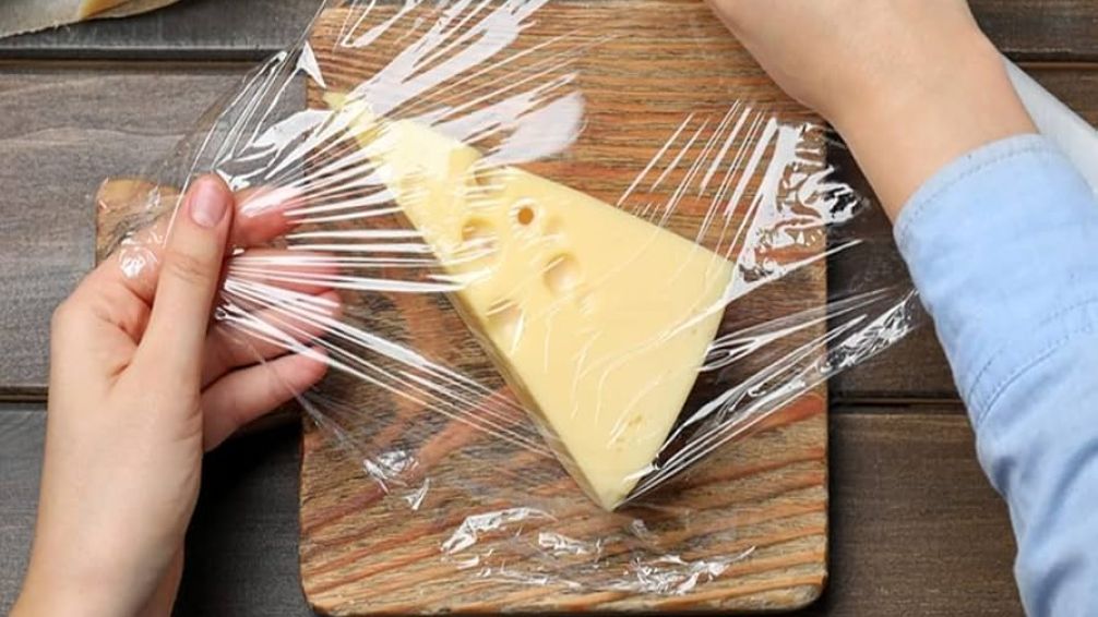 Guardar queso en film: por qué no conviene