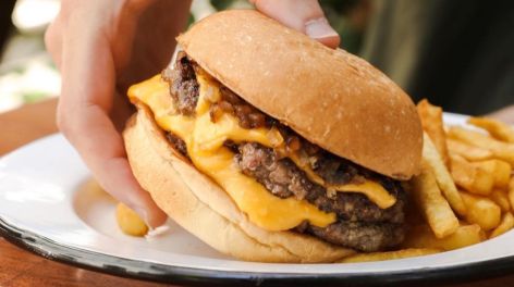 La hamburgueseria en Belgrano que la rompe con sus hamburguesas colosales