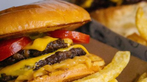 Un bocado para el olvido: la escalofriante experiencia de un cliente con una hamburguesa en Santa Fe