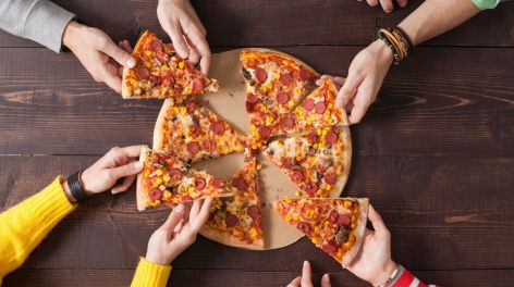 ¿Por qué la pizza siempre se corta en triángulos?