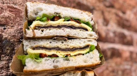 ¿Dónde disfrutar focaccias rellenas y pizzas estilo napolitano en Recoleta?