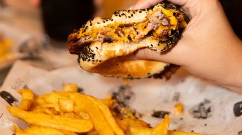 La primera hamburguesa de mollejas de Argentina está en Villa Luro
