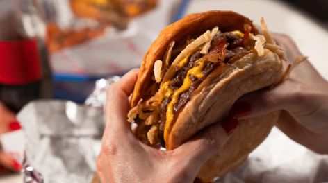 Frank's Grill: Hamburguesas a la leña que conquistan Colegiales