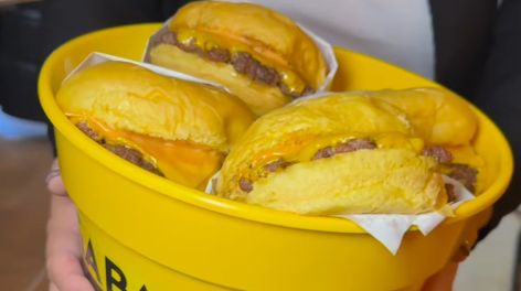 Un baldazo de sabor: la propuesta XXL de CH'S Burgers que revoluciona Buenos Aires
