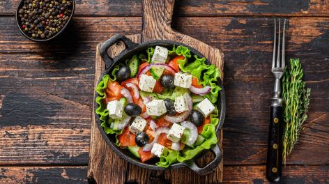 Ensalada Griega: Frescura y Sabor Mediterráneo en tu Mesa