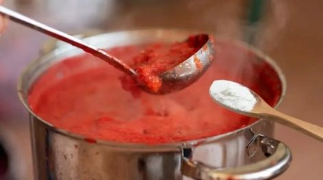 El truco invisible que transforma tu salsa de tomate: un aliado inesperado desde la alacena