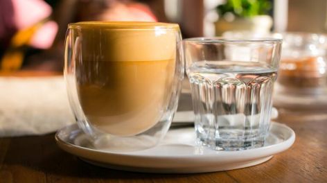 Agua y café: el pequeño gran ritual porteño que mejora tu degustación