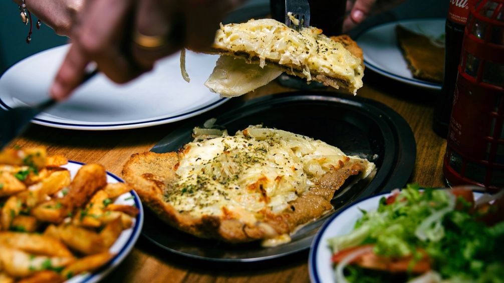 El bodegón de Devoto que conquista Buenos Aires con porciones gigantes y precios amigos