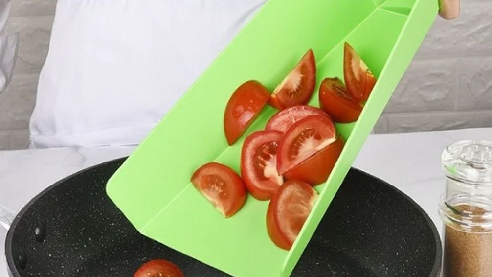 Adiós a las maderas gigantes: así son las tablas plegables que vienen a revolucionar tu cocina