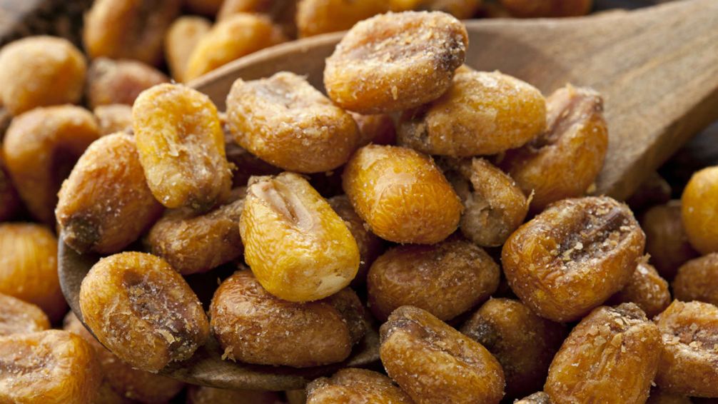 ¿Se terminó el reinado del maní? El maíz frito se impone en las picadas argentinas