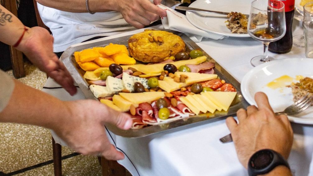 Miramar: la joya de San Cristóbal con cava secreta de quesos y jamones