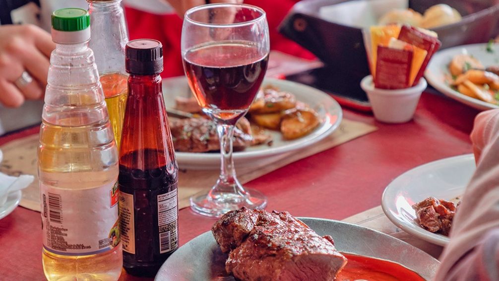 Viejo Mundo: el bodegón de La Paternal que mezcla tradición, excentricidad y platos para compartir