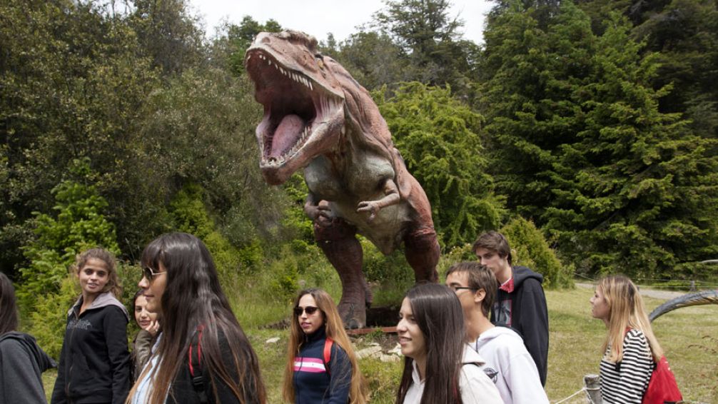 Comé con dinosaurios: una escapada a Bariloche donde la aventura y la gastronomía se dan la mano