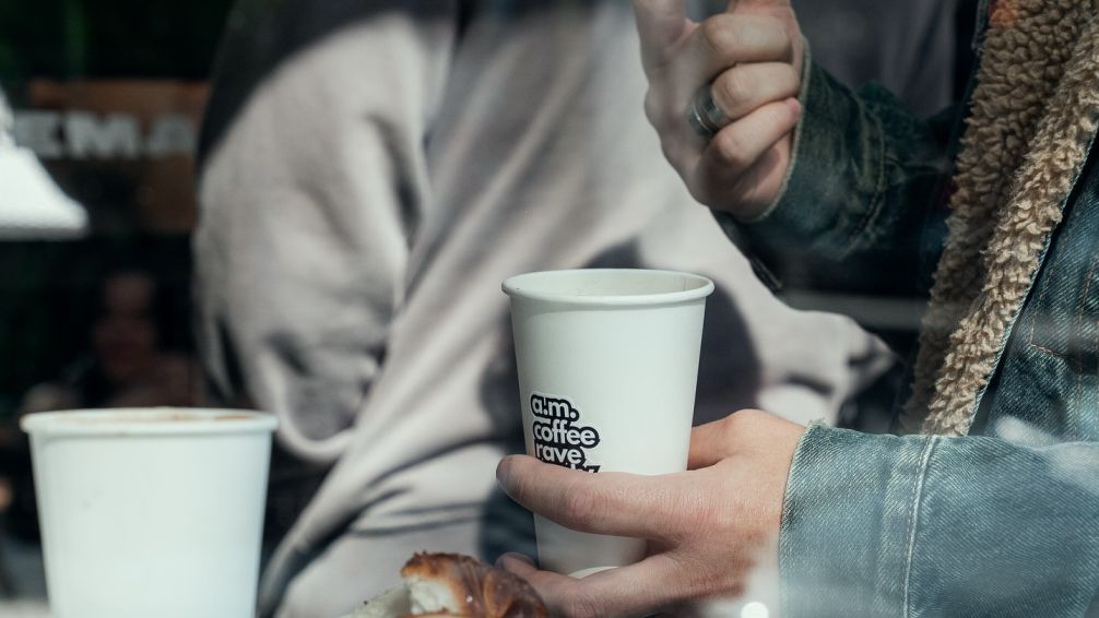 Café, música y amaneceres bailables: la revolución de las coffee raves en Buenos Aires