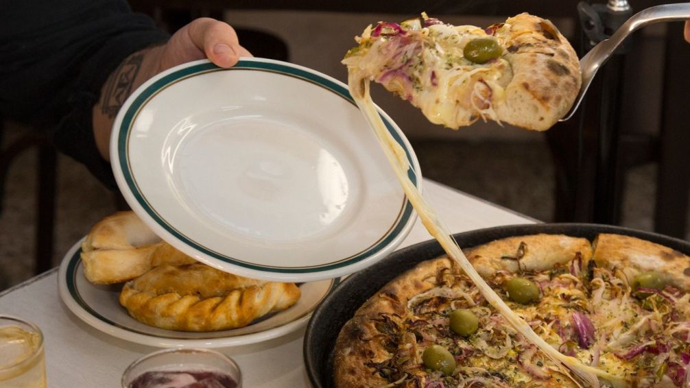 Bar Roma: el bodegón centenario del Abasto donde la pizza al molde son increíbles