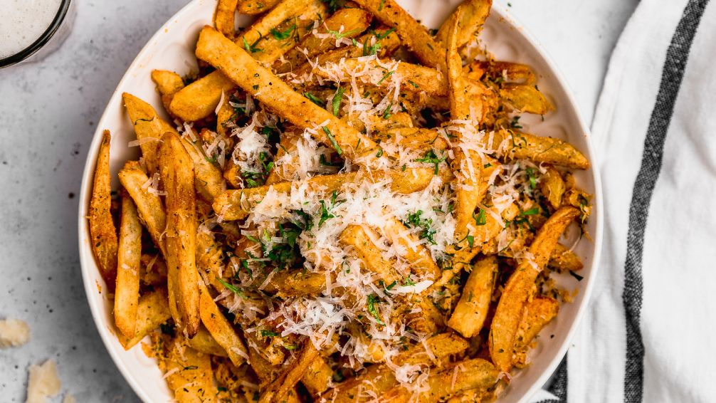 La estrella de tus comidas: cómo hacer papas crocantes con parmesano que se roban la atención