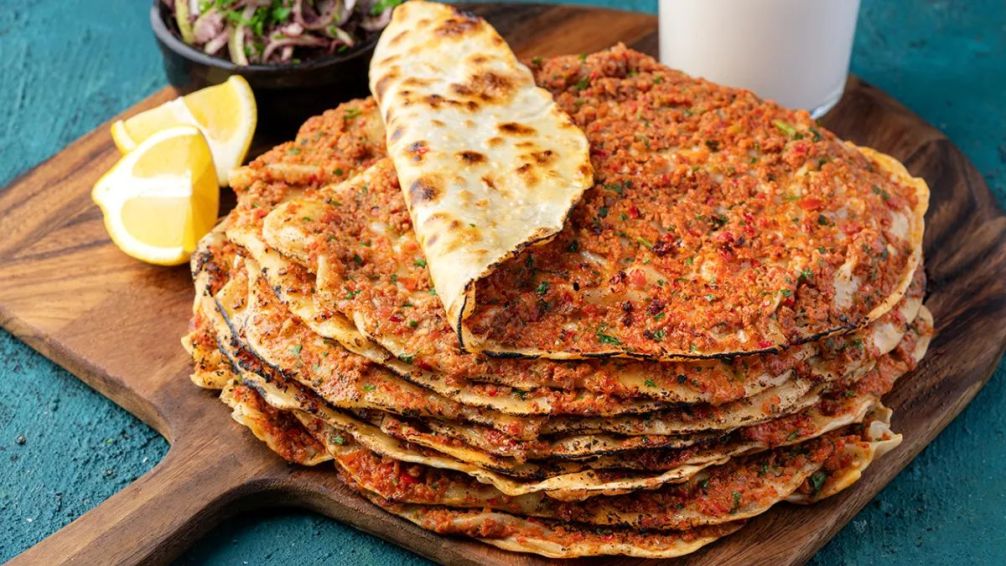 La pizza sin mozzarella: cómo preparar un auténtico lahmacun en casa