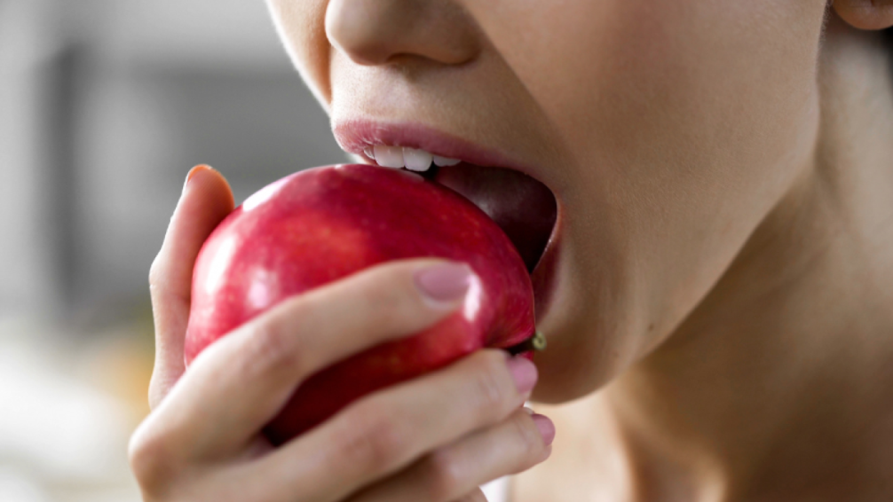 El truco que no sabías: cómo comer una manzana de verdad y disfrutarla al máximo