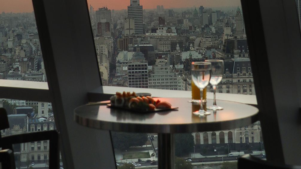 Bares con vistas y secretos: el recorrido nocturno ideal por Buenos Aires