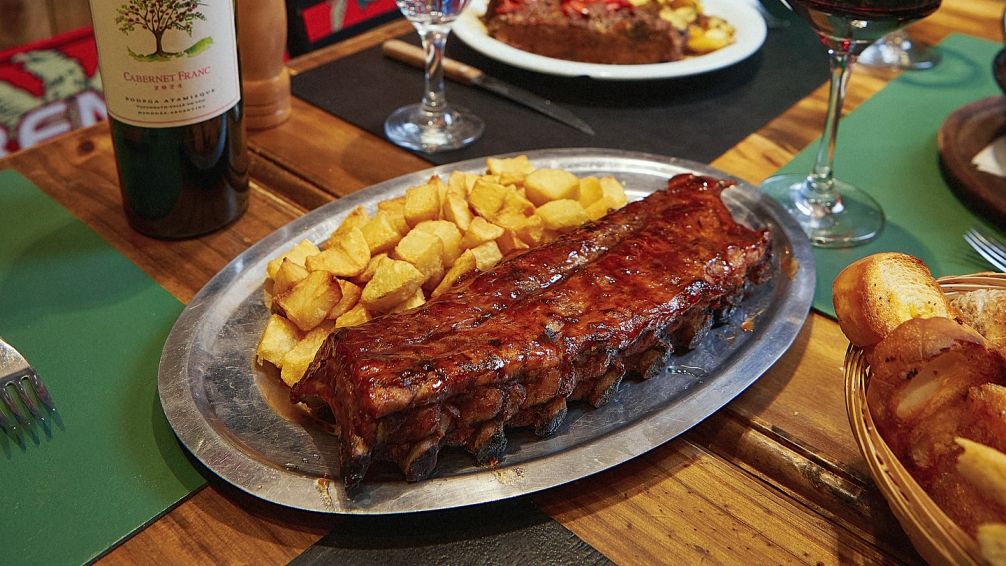 A 40 minutos del Obelisco: el bodegón que conquista con platos XL y precios amigos