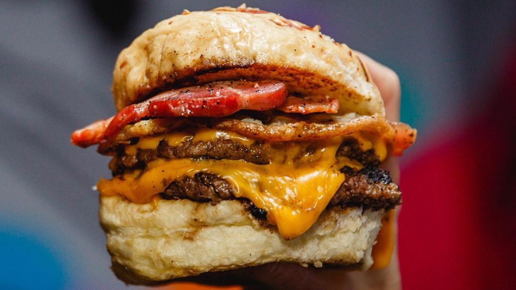 Tres paradas imperdibles en Buenos Aires para probar hamburguesas con historia y estilo