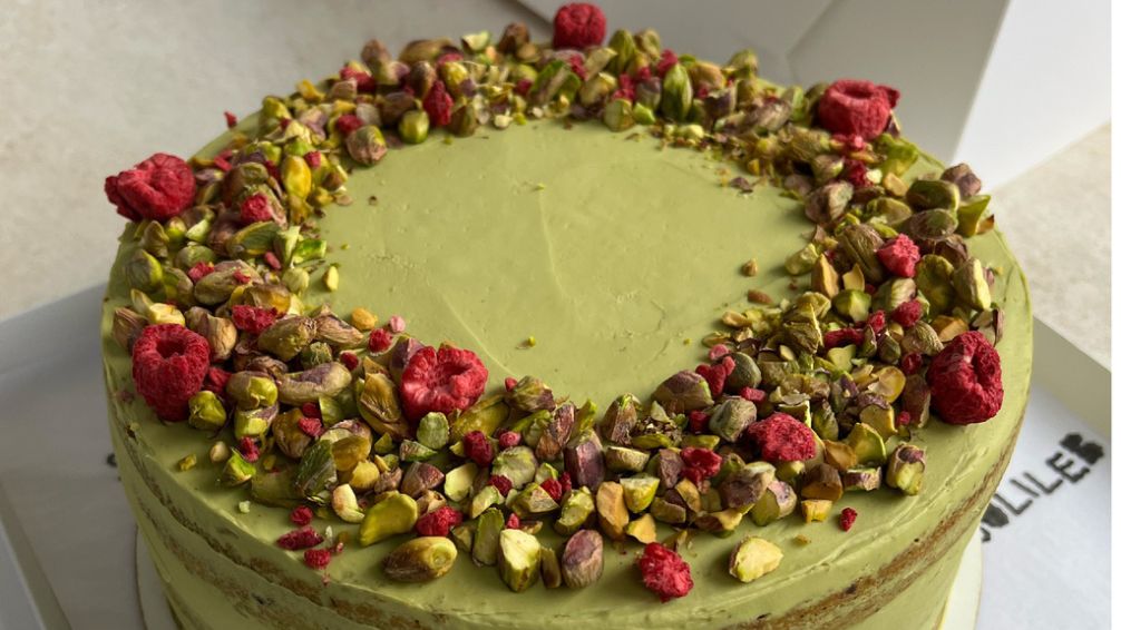 La torta de pistacho de Osvaldo Gross que invita a redescubrir la pastelería casera