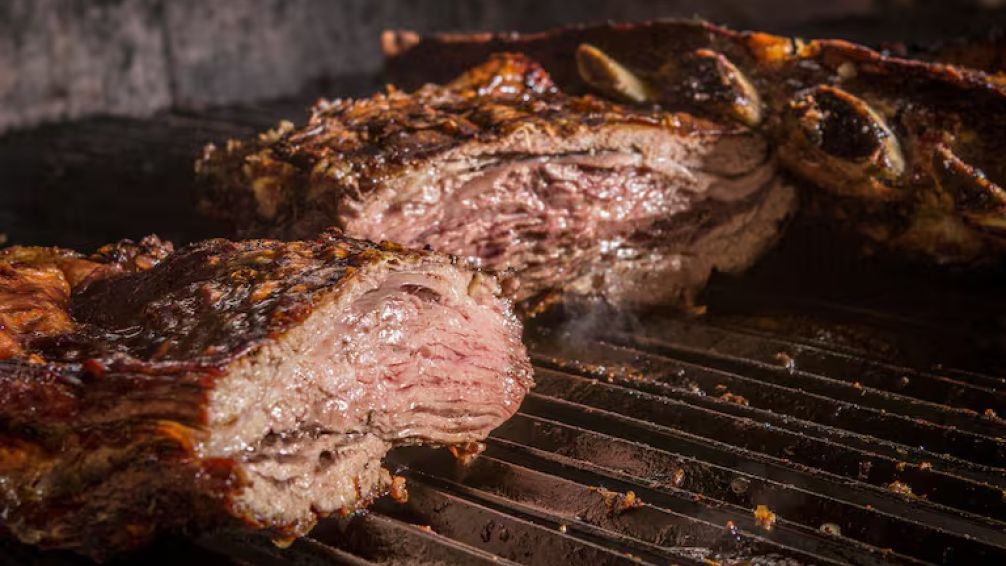 El error que arruina tu asado: los cortes a los que nunca debés sacarles la grasa