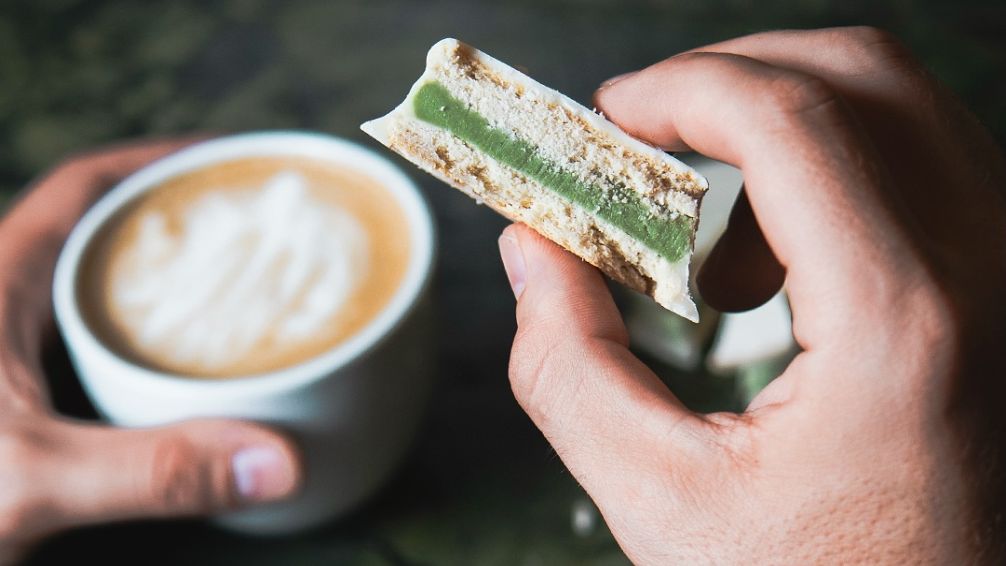 El alfajor que rompe las reglas: pistacho, masa árabe y cero dulce de leche
