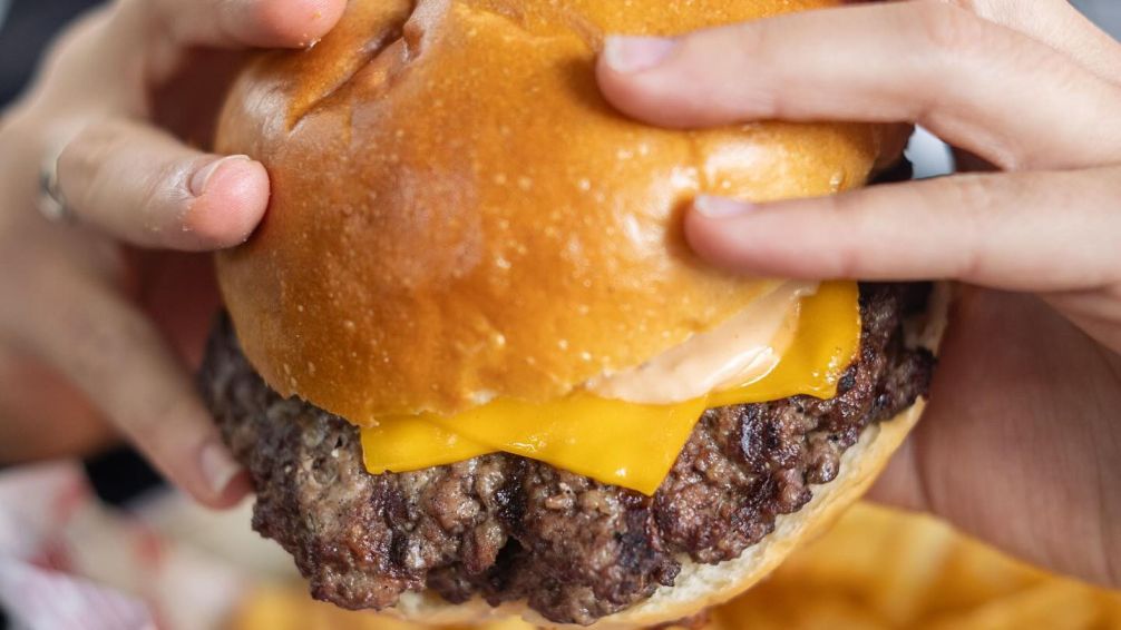Dogg House: panchos y hamburguesas con onda gourmet en pleno Belgrano