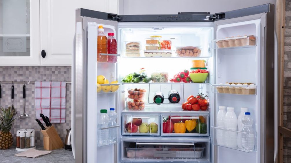 Lo que jamás deberías poner en la heladera (según los expertos): ¡tu cocina te lo va a agradecer!