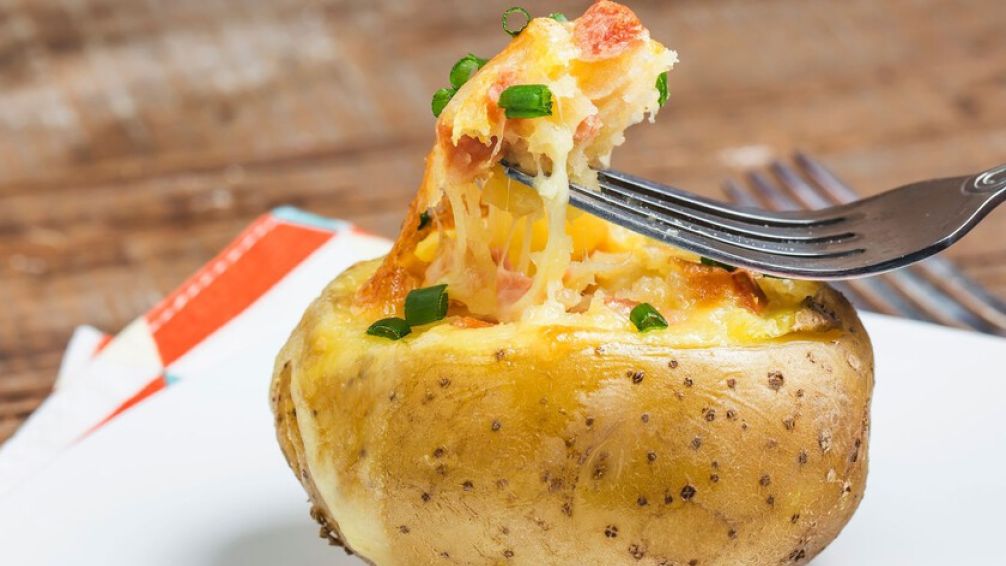 Papas al horno con queso: el acompañamiento estrella que enamora en cualquier mesa