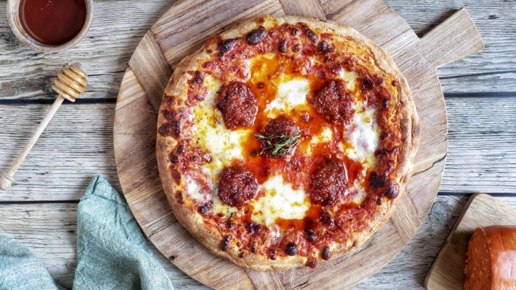 Pizza con un twist: la salsa de tomates confitados y miel que revoluciona la mesa porteña